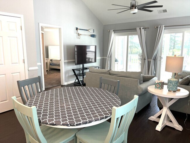 Building Photo - ONE MONTH FREE with a sixteen-month lease. Two Bedroom, Furnished Condo in Windsor Green in Carol...