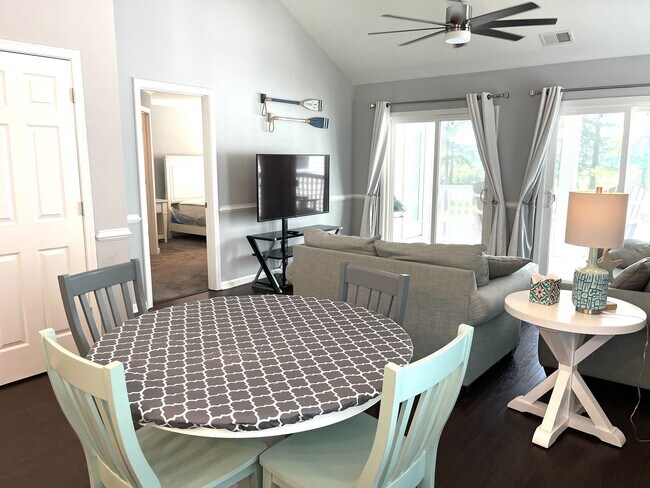 Building Photo - Remodeled 2 Bedroom, 2 Bath Furnished Cond...