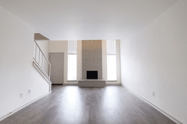 Building Photo - 1124 Rutland Dr