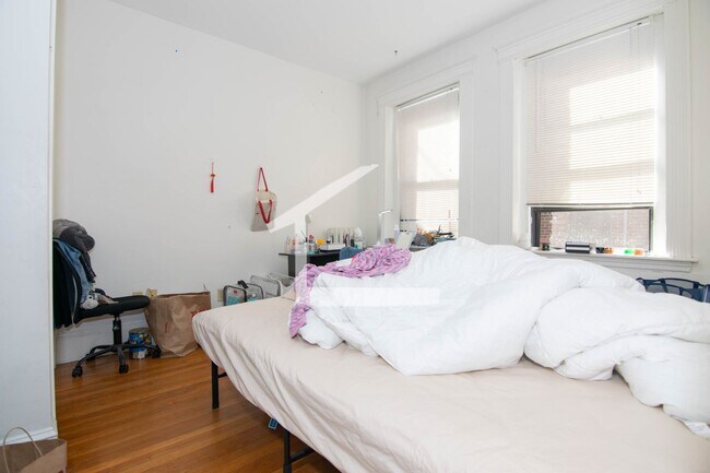 Building Photo - Great Value! Bright 3-bed, 1-bath Near the T in Allston
