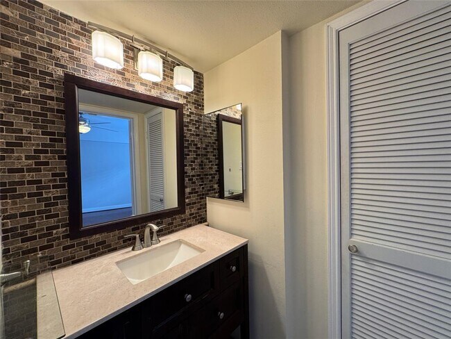 Building Photo - 1807 Stoney Brook Dr