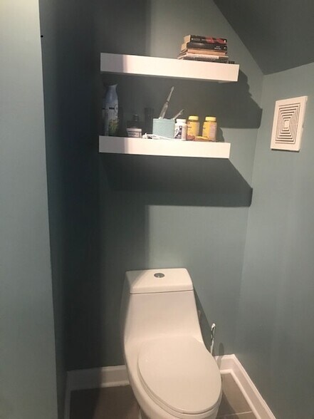 Building Photo - 1612 N Avers Ave