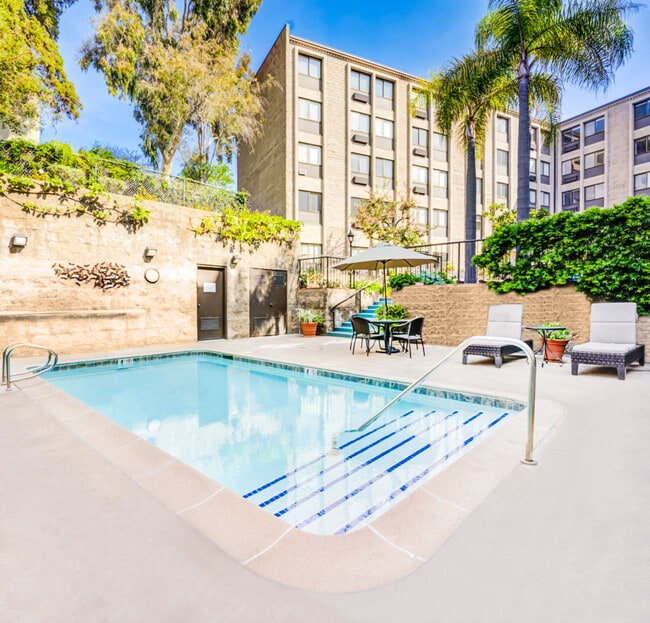 Building Photo - Chateau La Jolla