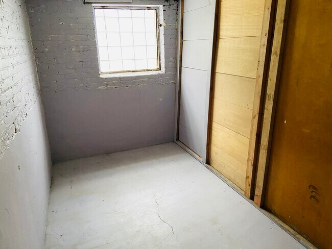 Building Photo - 4040 W Dickens Ave