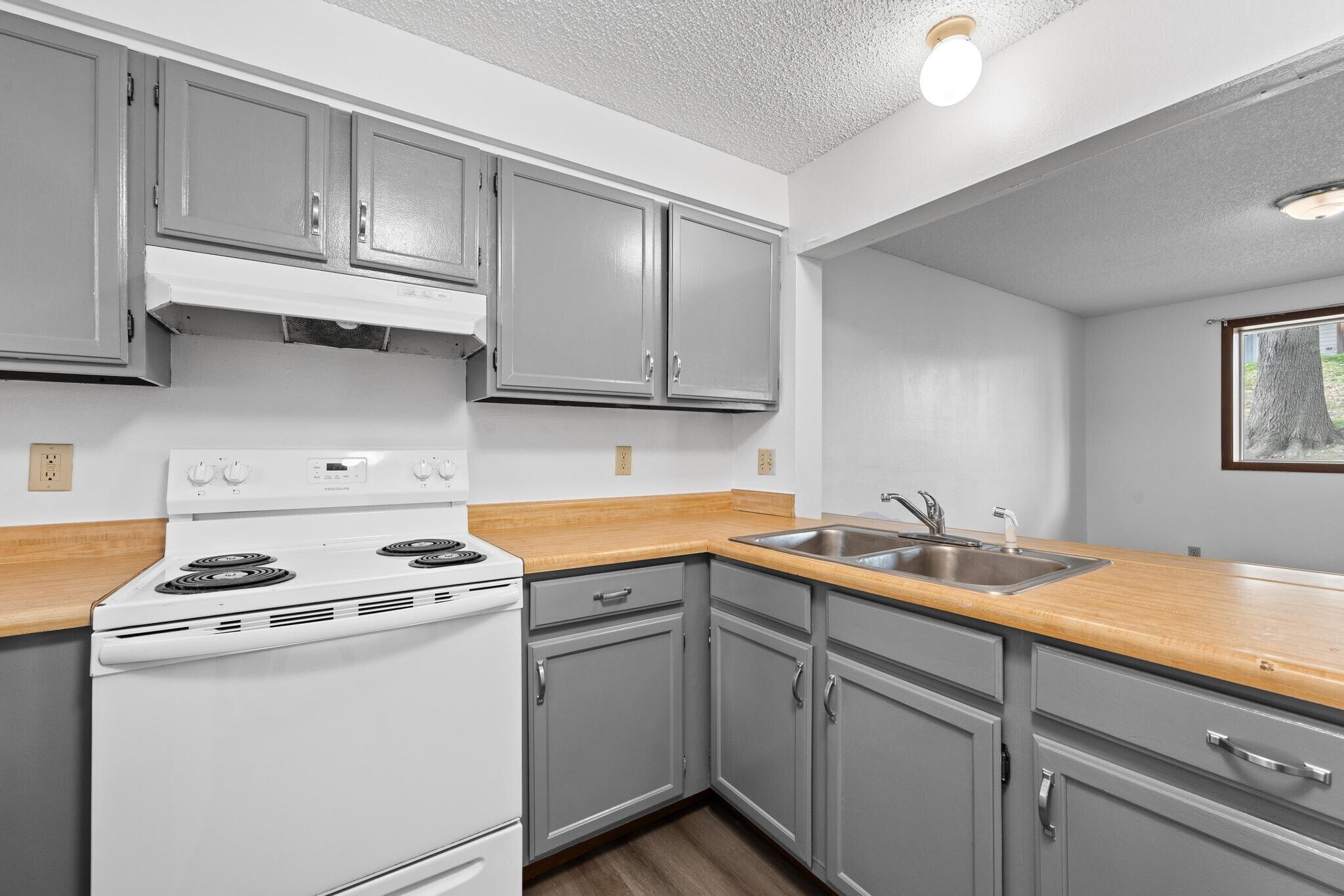 Building Photo - 740 Westwinds Dr