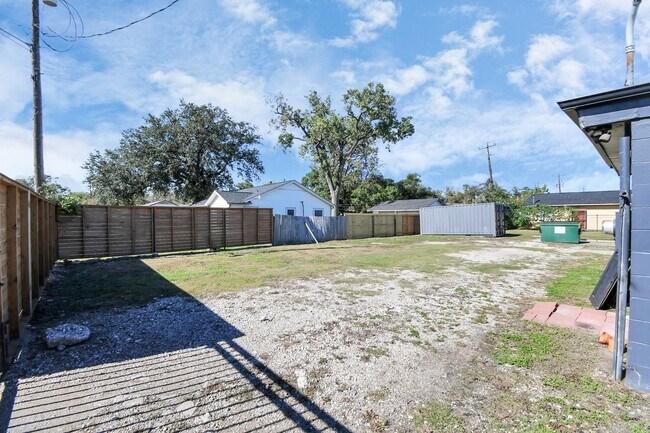 Building Photo - 11605 W Hardy Rd