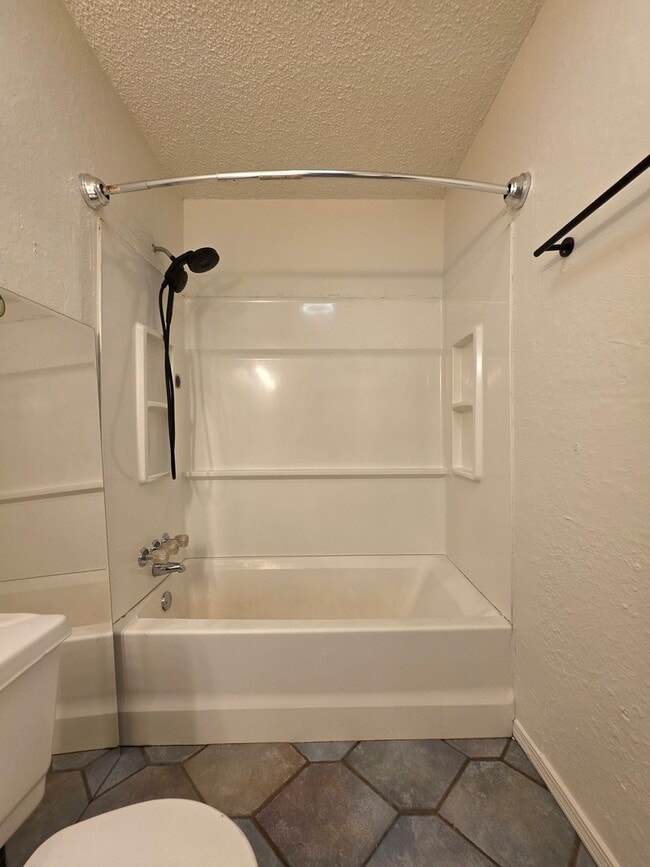 Building Photo - 3 bedroom home in Tecumseh!