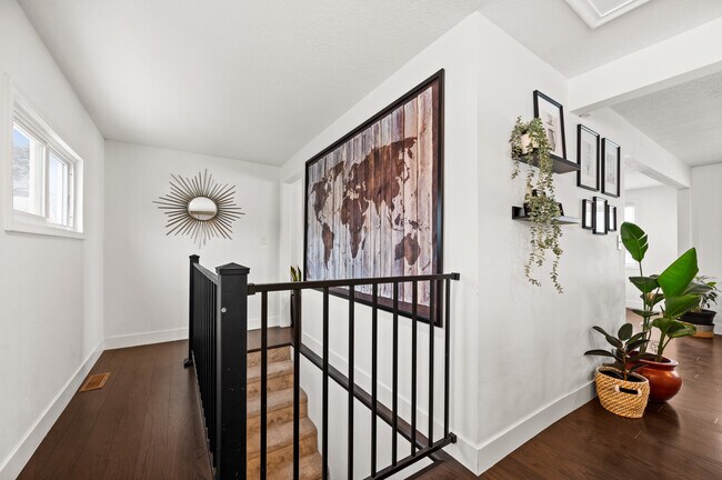 Building Photo - 376 N 8th W