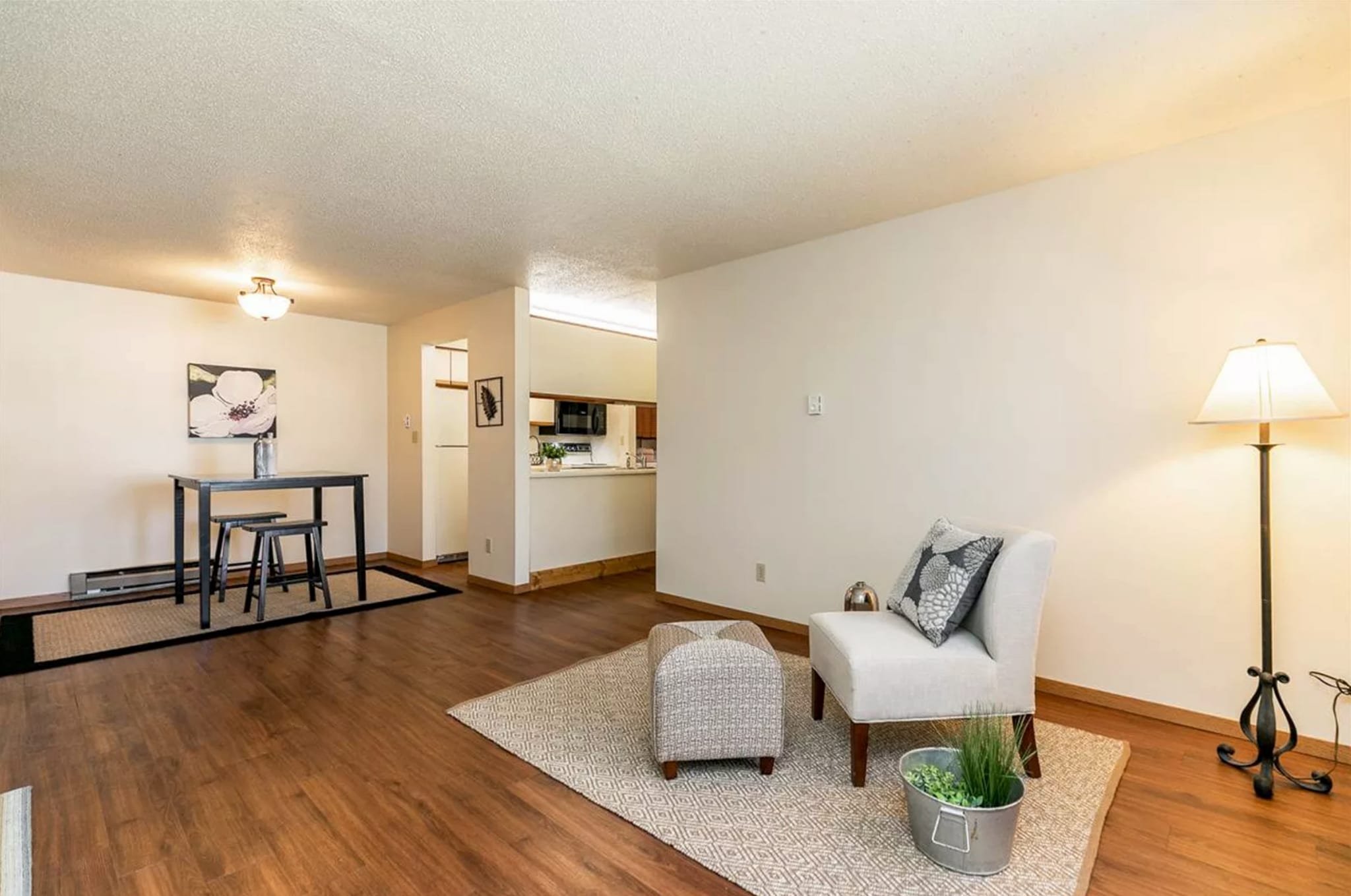 Images reflect a comparable unit with similar layout and finishes - 912 Benton Dr