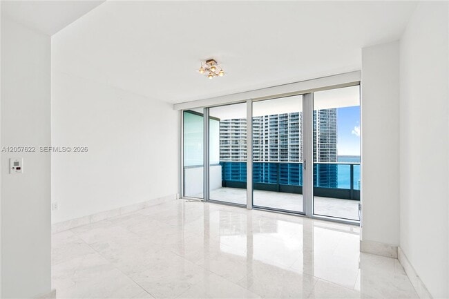 Building Photo - 200 Biscayne Blvd Way