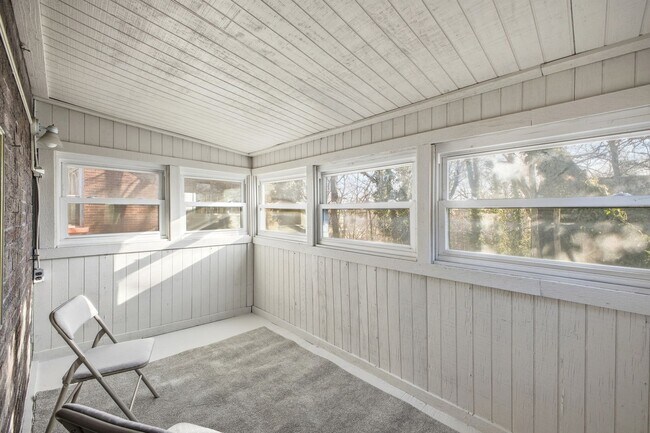 Building Photo - 6+BR House on E. Lane – Central Campus – Newly Renovated + Free Parking – Flexible Move-In