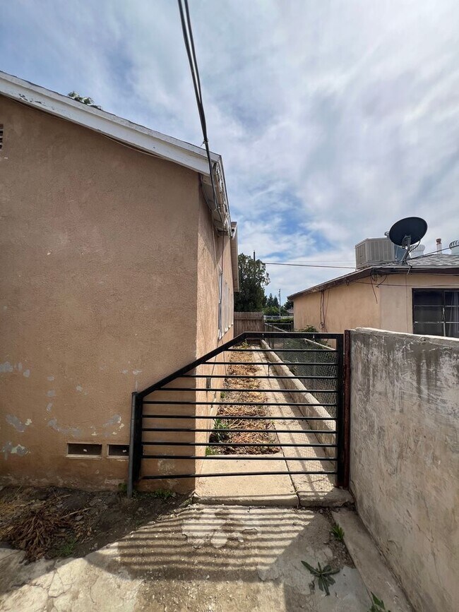 Building Photo - 2114 Brundage Ln