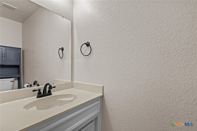 Building Photo - 418 Canoe Dr