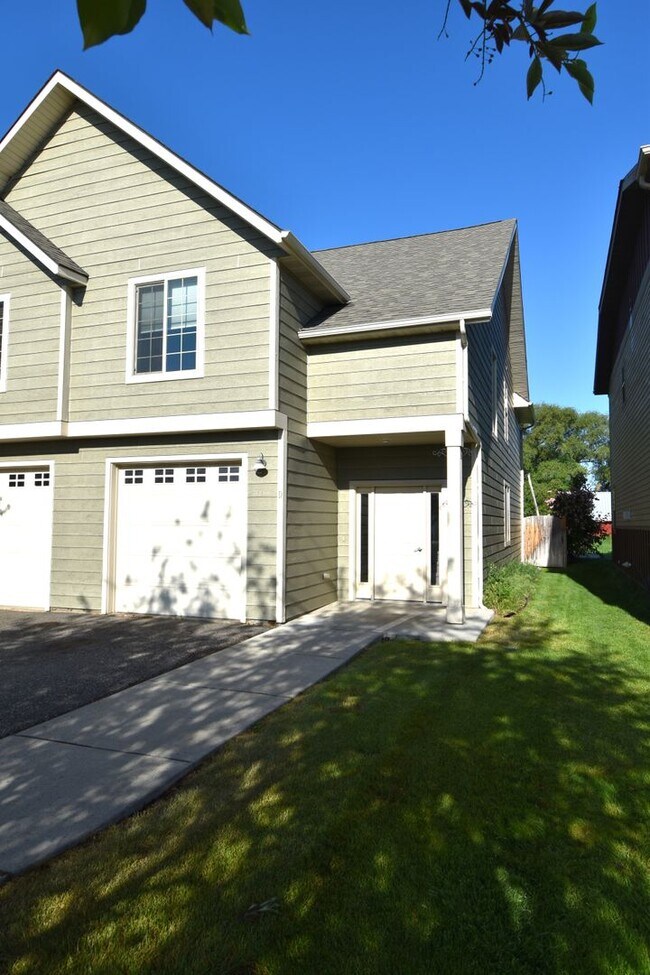 Building Photo - Fantastic end unit condo in Westgate subdi...