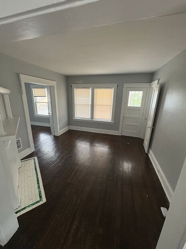 Building Photo - 10710 Grandview Ave
