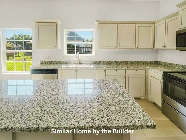 Building Photo - Stylish 3-Bed Duplex with Open Layout & Fenced Backyard