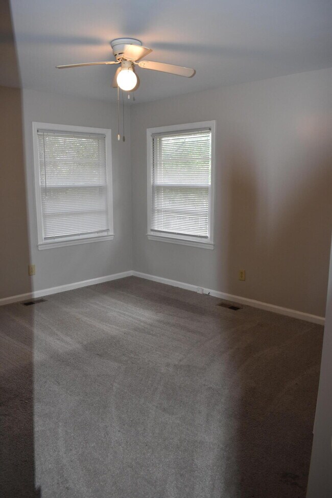 Building Photo - 260 W Vineland Rd
