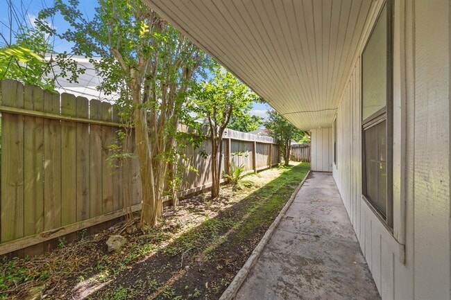 Building Photo - 15718 Sea Lark Rd