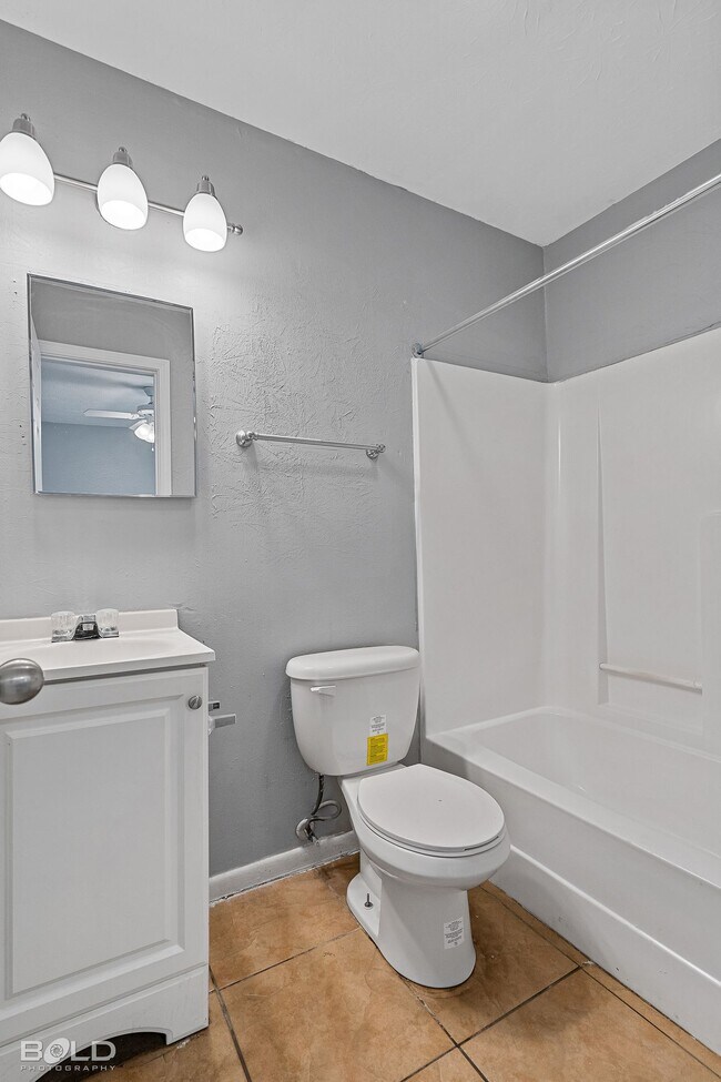 Building Photo - 1820 E Texas St