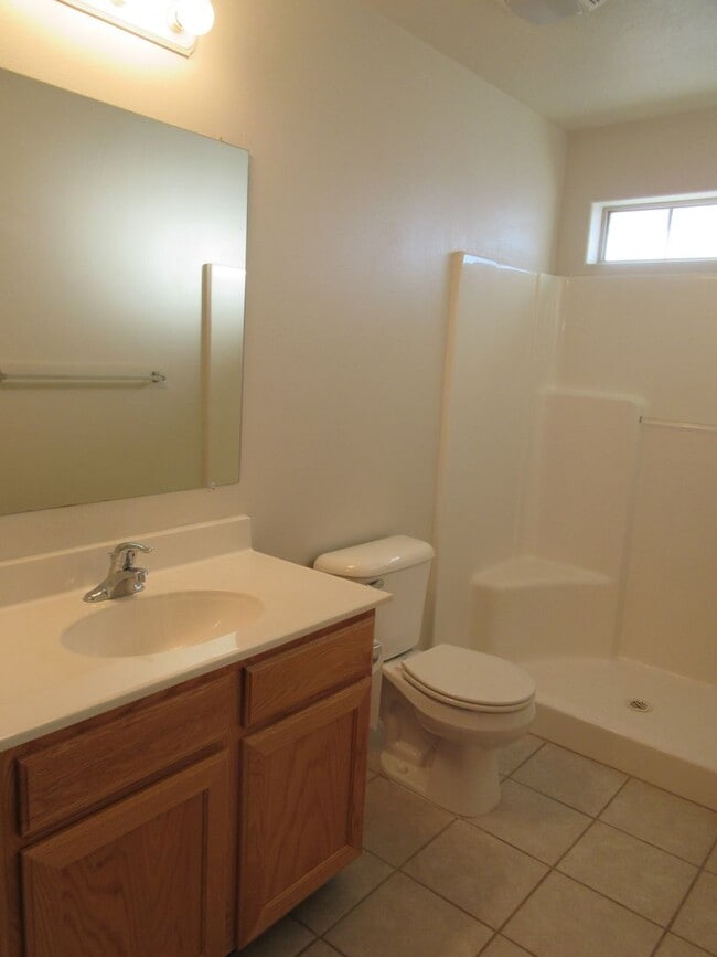 Building Photo - 2 Bedroom - 2 bath Apartment with Garage!