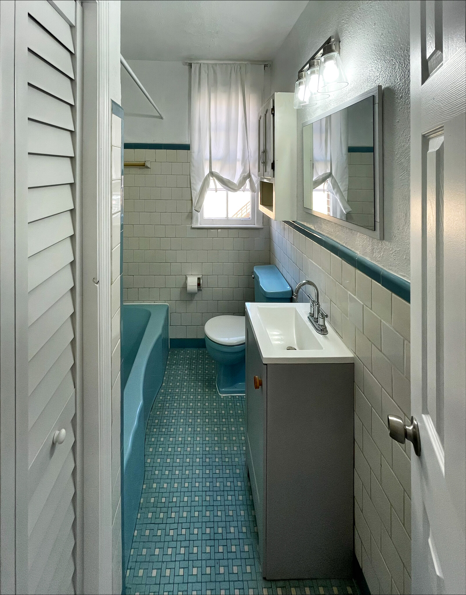Full Bathroom - 822 W 47th St