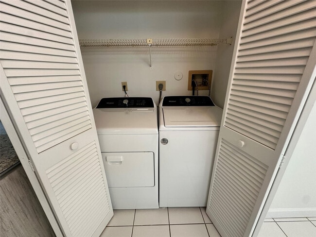 Building Photo - 9633 Riverside Dr