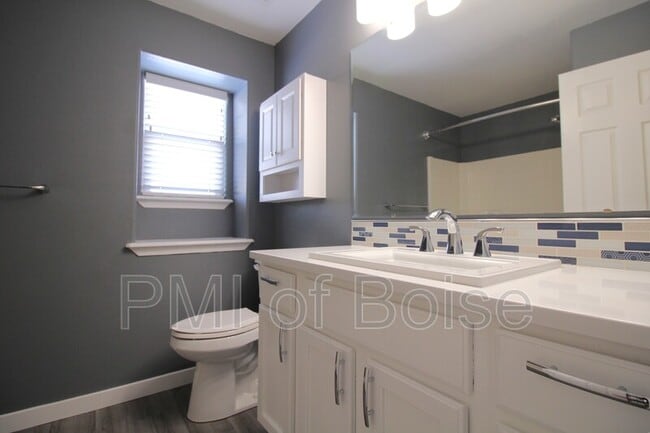 Building Photo - 639 E Willowbrook Dr