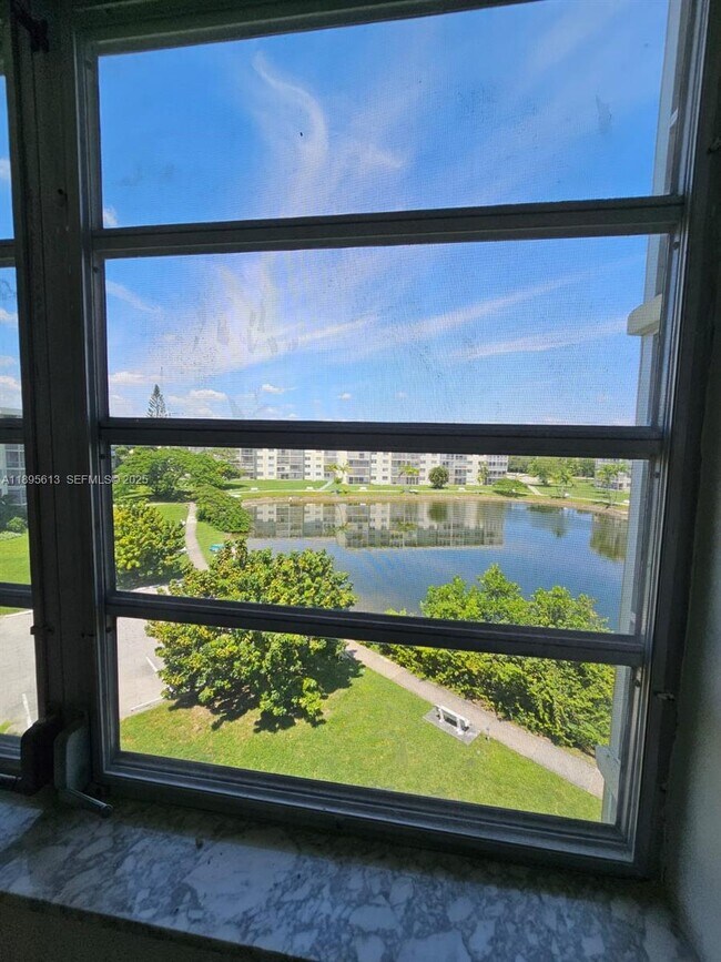 Building Photo - 2905 Point E Dr