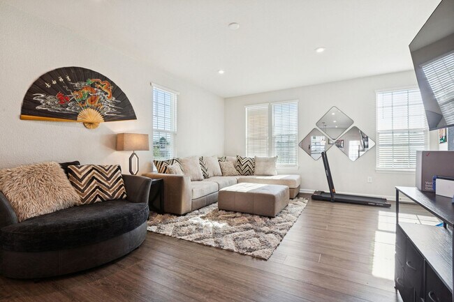 Building Photo - Chesapeake, 3 bedrooms, End Unit- Quick Mo...