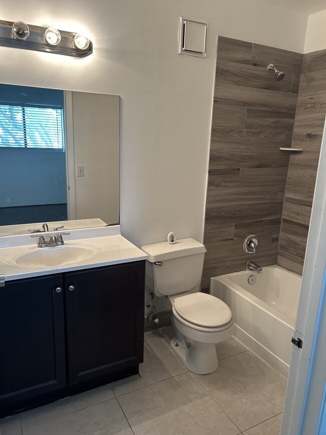 Building Photo - 212 Palm Cir E