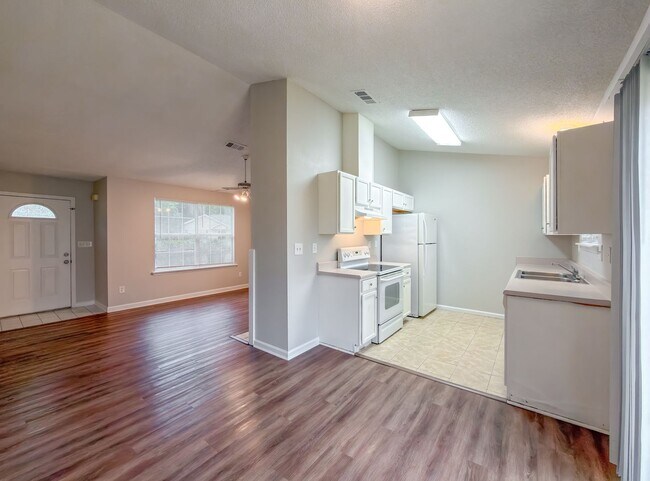Building Photo - LOVELY SE 3/2 w/ New Paint, Fireplace, Fenced Yard, Vaulted Ceilings, Washer/Dryer, & No Carpet! ...