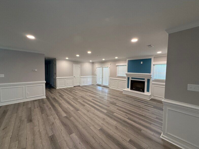 Building Photo - 725 Brookside Dr