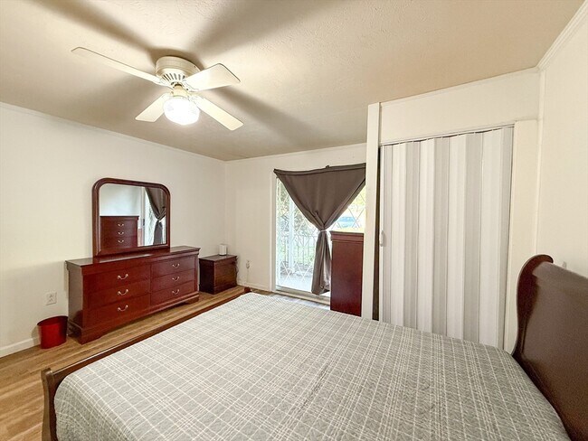 Building Photo - 10 Shadowbrook Ln