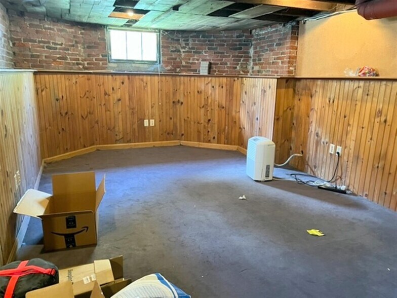 Building Photo - 27 Willow Ave