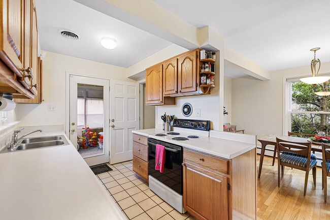 Building Photo - 10119 Farmington Dr