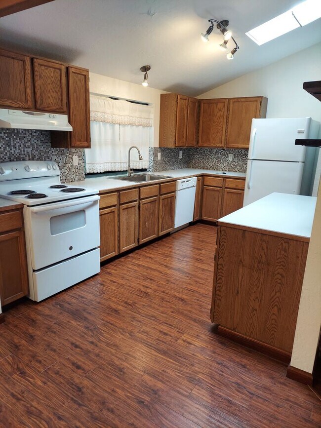 Building Photo - 50-54 NW Lopez Ln