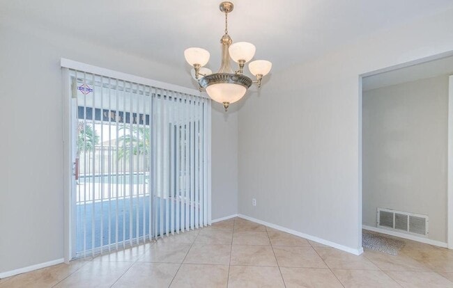 Building Photo - 2439 E Del Rio Dr