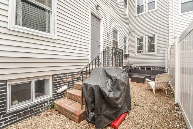 Building Photo - 99 Bartlett St