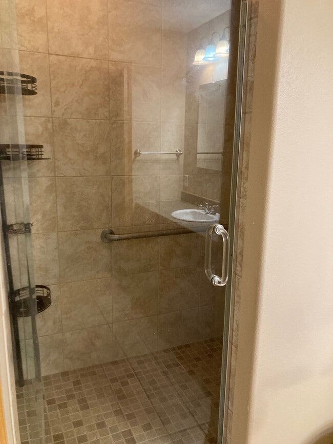 Building Photo - 2 Bed 2 Bath Twinhome with double attached garage SORRY NO PETS!!