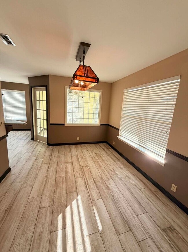 Building Photo - Beautiful Executive 3bd/2bath home in Joplin with fenced in yard / 2 car garage  and sunroom!!