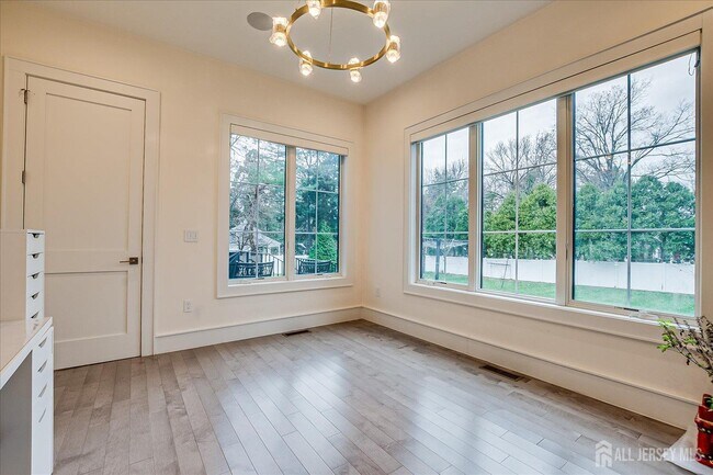 Building Photo - 3979 Park Ave