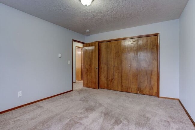 Building Photo - Spacious 2 bedroom apartment at French Cha...