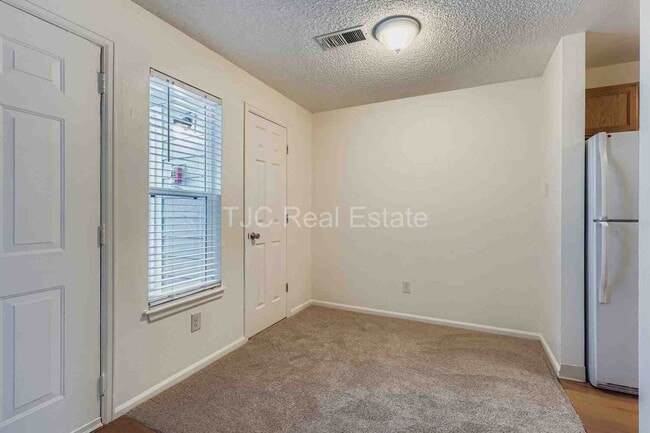 Building Photo - ONE MONTH FREE RENT