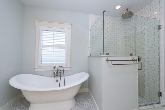 Building Photo - 734 Allston St