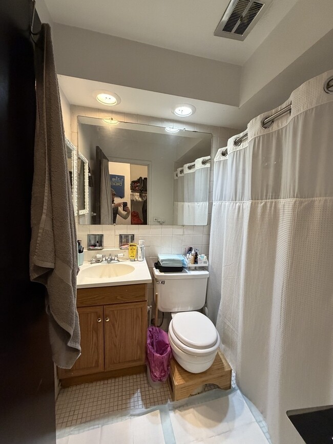 Building Photo - 541 W Oakdale Ave