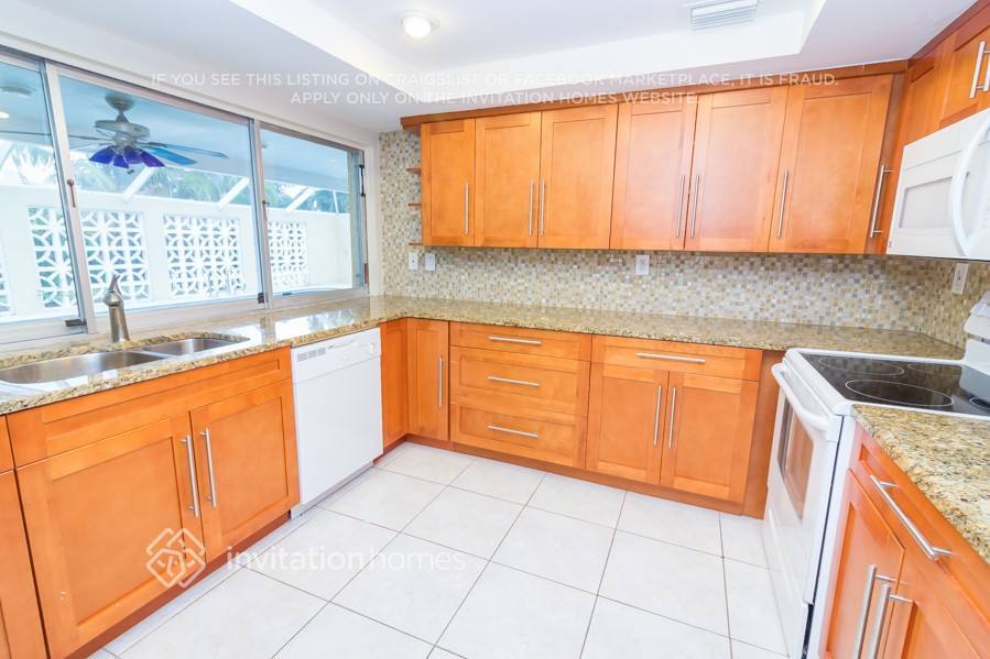 Building Photo - 1384 SW 14th Ave