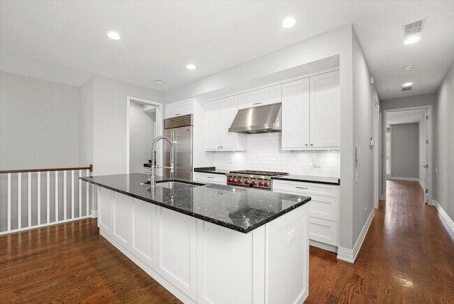 Building Photo - 2755 N Lakewood Ave