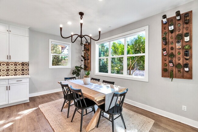 Building Photo - Light and bright 4 bedroom 3 bath beauty i...