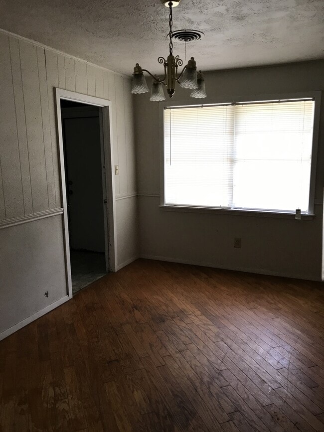 Building Photo - Beautiful Home! Perfect location
