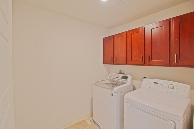 Building Photo - 3BD/2.5BA/Townhome with Private Patio and ...